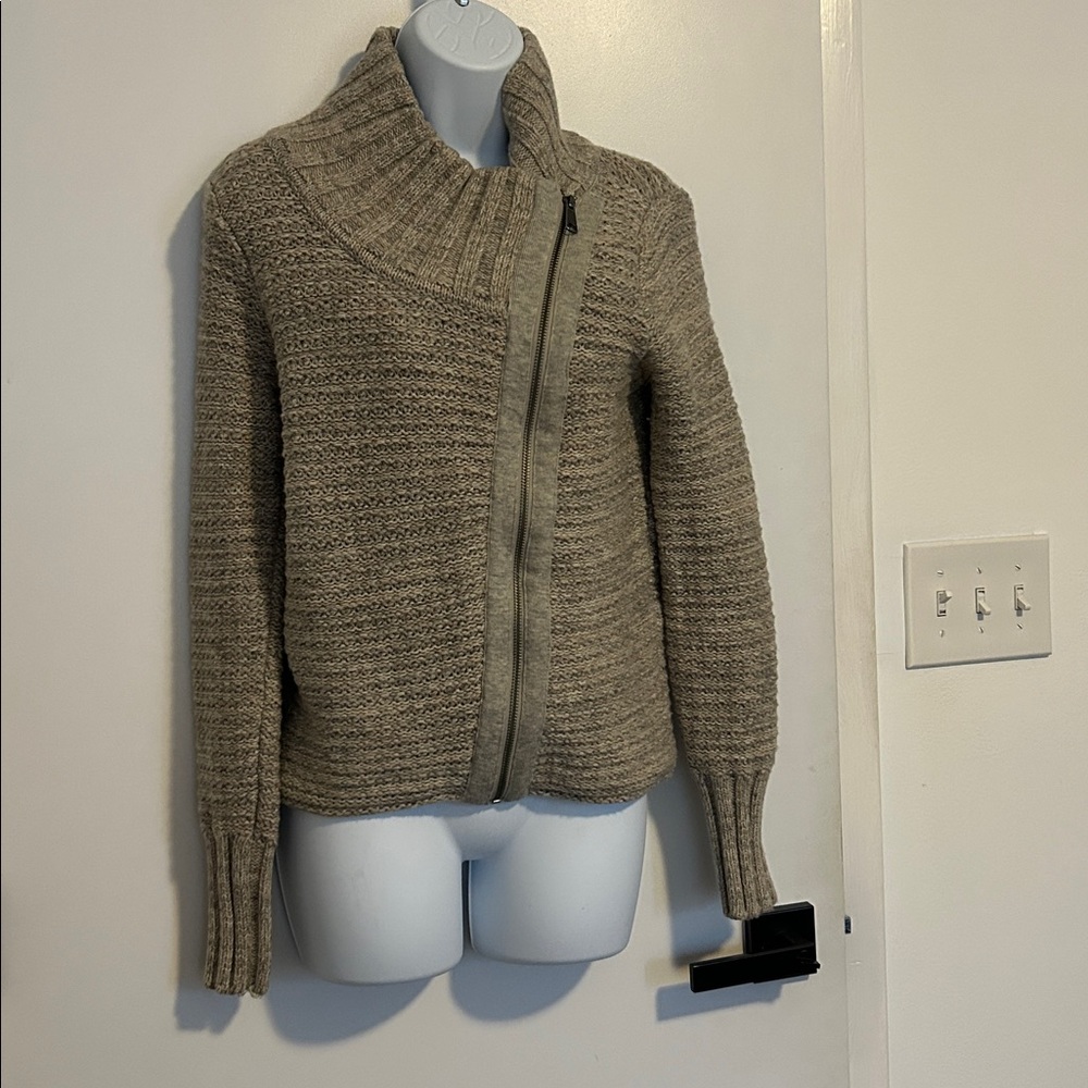 Athleta Sweater size small! 💯 % merino extra fine wool!